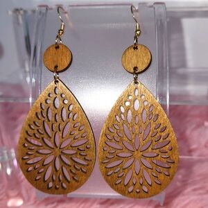 Beautiful wooden carved earrings! NwOT! (R17)